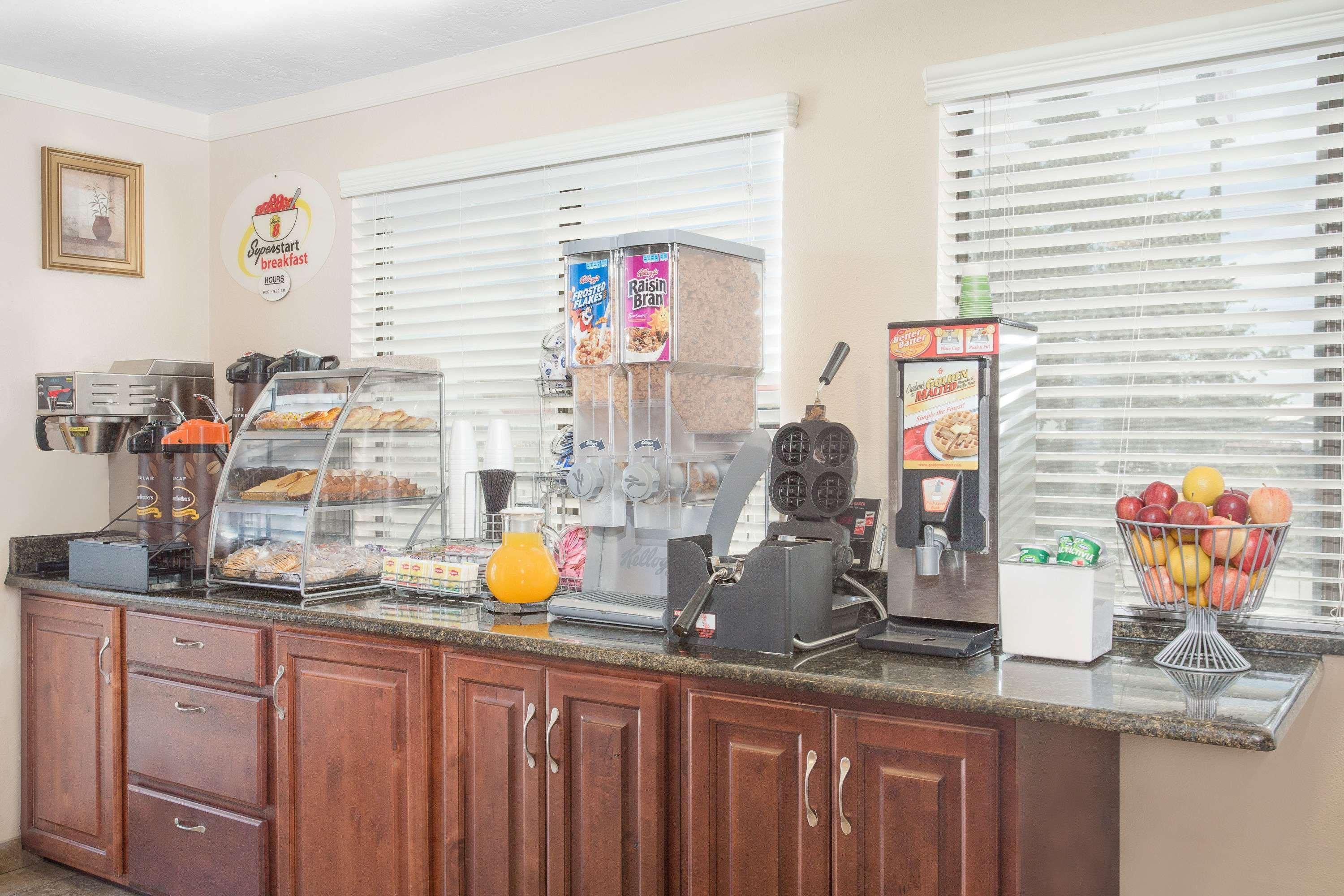 Super 8 By Wyndham Riverton Esterno foto